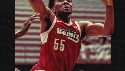 半岛体育下载-13中4+5失误！杨瀚森遭2.11米中锋打爆 连场被碾压斯帅暗示差得远