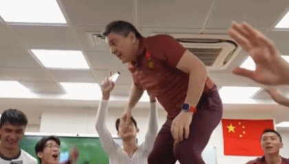 半岛体育下载-球员起哄！安东尼奥罕见失控，站桌上跳旋转舞，球迷：想起陈戌源